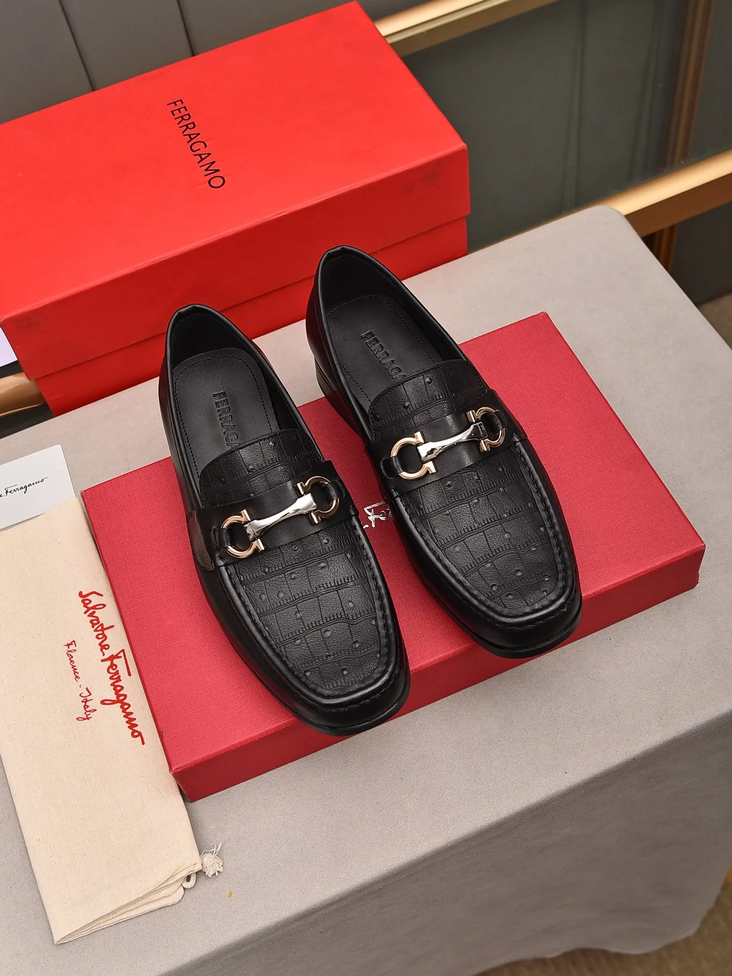 Men's shoes 💰: 460 [Original running volume and quality] Brand: Ferragamo (Ferragamo) Size: Men's size 38/44 (45 can be customized) Grade: Same style as the official website High-end quality men's shoes Material: Original first-layer calfskin Water-dyed cowhide lining Original outsole Style categories: Men's fashion formal business casual leather shoes Slip-on men's high-top series Young fashion European and American trends British style Casual matching Comfortable on the feet